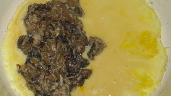 омлет с грибной начинкой