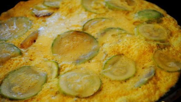 омлет с кабачками и чесноком