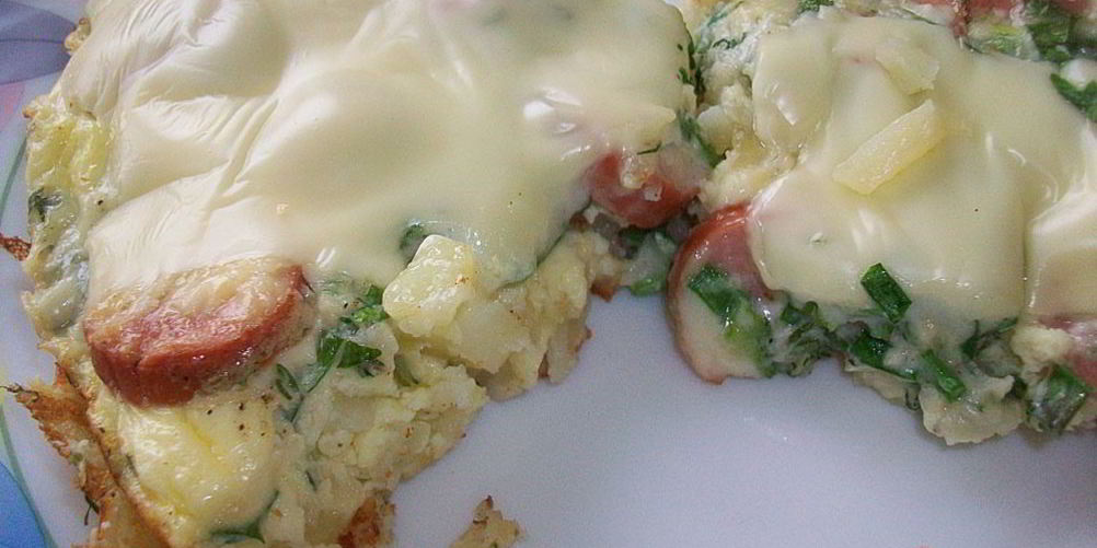 Рецепт омлета с картошкой, сосисками, зеленью и плавлеными сырками в духовке