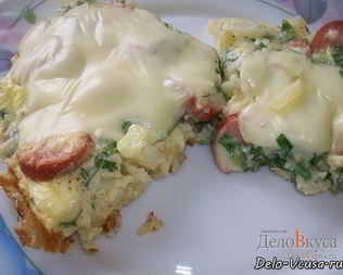 Омлет с картошкой, сосисками, зеленью и плавлеными сырками в духовке