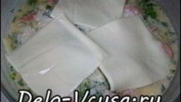 омлет с картошкой, сосисками, зеленью и плавлеными сырками в духовке