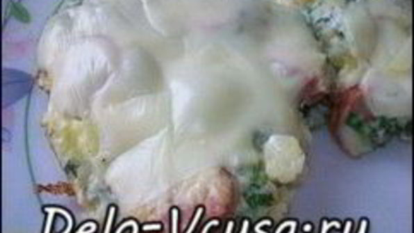 омлет с картошкой, сосисками, зеленью и плавлеными сырками в духовке