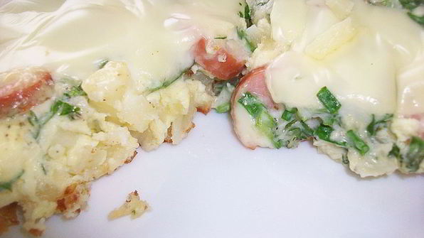 омлет с картошкой, сосисками, зеленью и плавлеными сырками в духовке