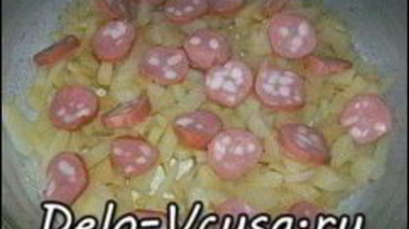 омлет с картошкой, сосисками, зеленью и плавлеными сырками в духовке