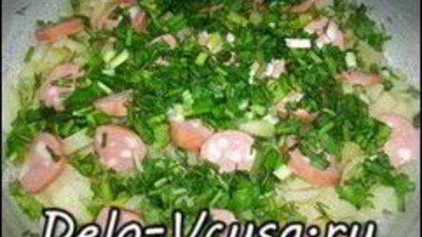 омлет с картошкой, сосисками, зеленью и плавлеными сырками в духовке