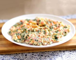 Омлет с колбасой и помидорами в мультиварке