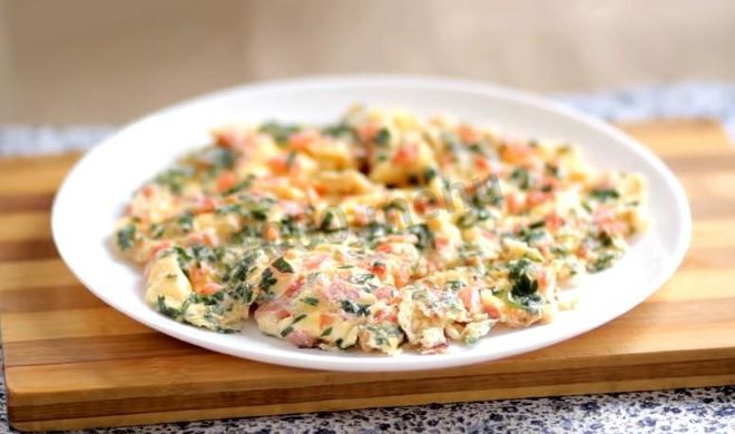 Омлет с колбасой и помидорами в мультиварке