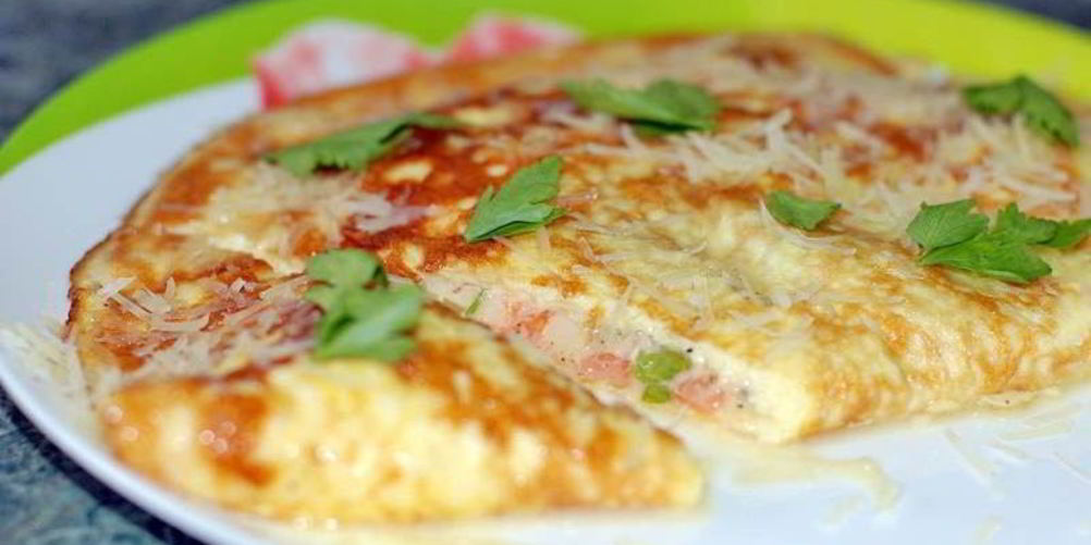 Рецепт омлета с помидорами и сыром