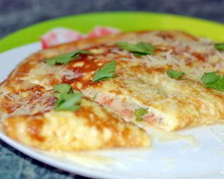 Омлет с помидорами и сыром