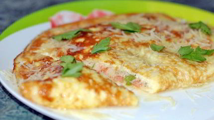 Омлет с помидорами и сыром