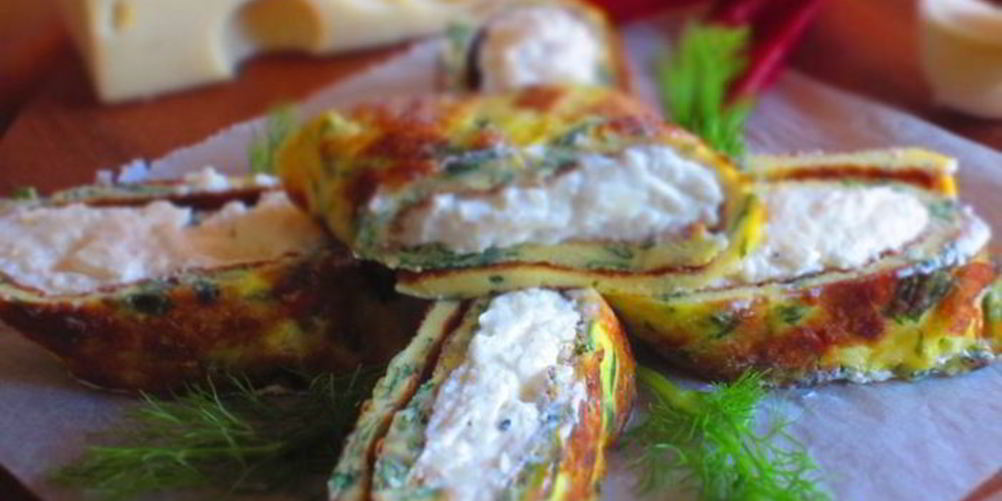 Рецепт рулетиков из омлета с творожно-сырной начинкой