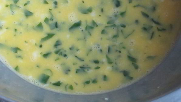 рулетики из омлета с творожно-сырной начинкой