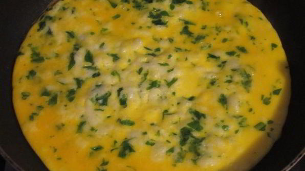 рулетики из омлета с творожно-сырной начинкой