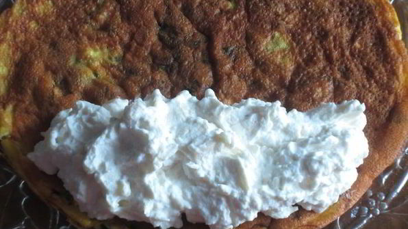 рулетики из омлета с творожно-сырной начинкой