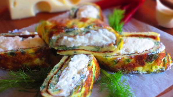 рулетики из омлета с творожно-сырной начинкой