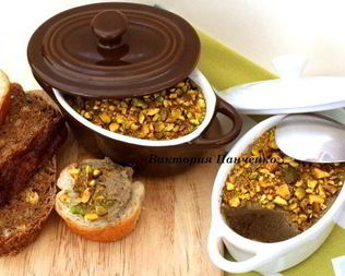 Паштет из куриной печени с авокадо и фисташками