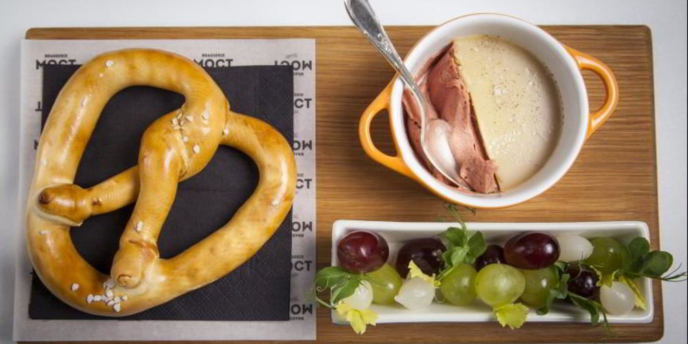 Рецепт паштета из куриной печени с брецелем и маринованным виноградом