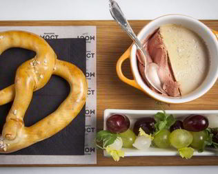 Паштет из куриной печени с брецелем и маринованным виноградом