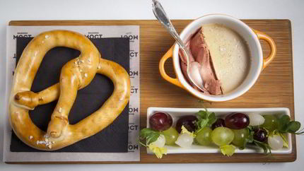 Паштет из куриной печени с брецелем и маринованным виноградом