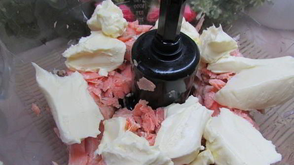 паштет из семги с красной икрой и белым вином