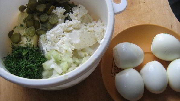 яичный паштет с корнишонами