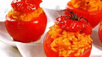 Помидоры, фаршированные пряным рисом