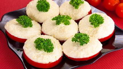 Помидоры с сыром и чесноком