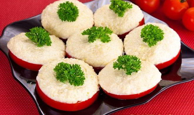 Помидоры с сыром и чесноком