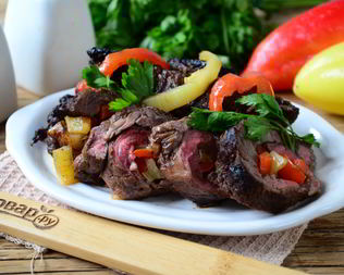 Мясные роллы, фаршированные овощами