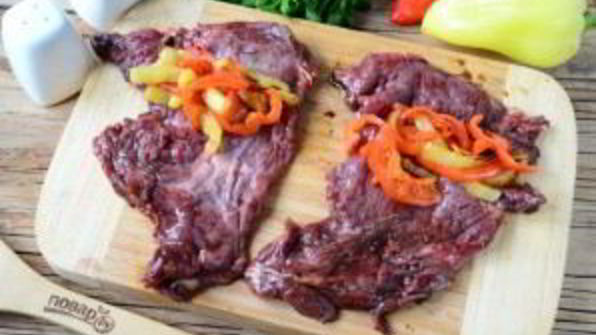 мясные роллы, фаршированные овощами