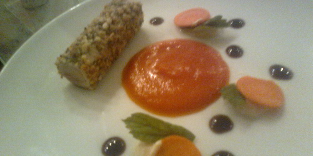 Рецепт ролла из свинины с креветкой, в панировке из трав и орехов, с пюре из сладкого картофеля