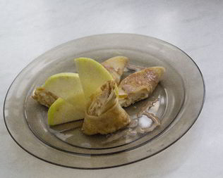 Роллы десертные с хурмой и яблоками в русском стиле