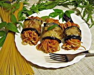Роллы из баклажанов со спагетти