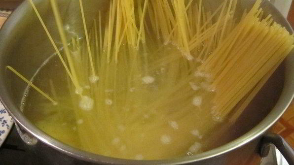 роллы из баклажанов со спагетти