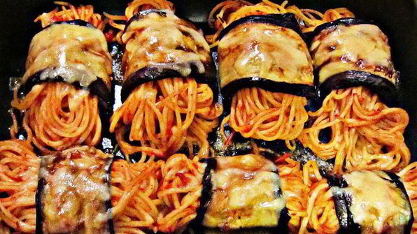 роллы из баклажанов со спагетти