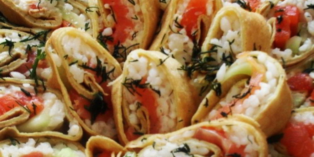 Рецепт роллов из блинов со сливочным сыром, семгой и авокадо