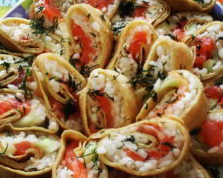 Роллы из блинов со сливочным сыром, семгой и авокадо