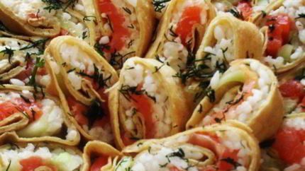 Роллы из блинов со сливочным сыром, семгой и авокадо