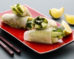 Роллы из дайкона с огурцом и авокадо