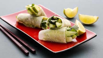 Роллы из дайкона с огурцом и авокадо