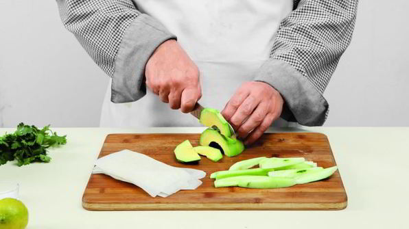 роллы из дайкона с огурцом и авокадо