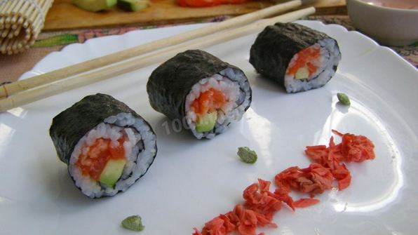 роллы с лососем