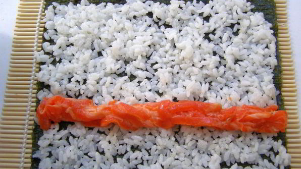 роллы с лососем