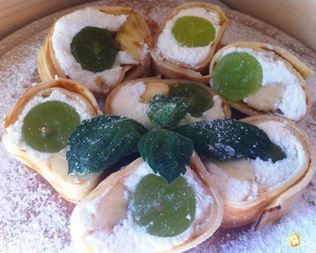 Роллы с творогом и фруктами