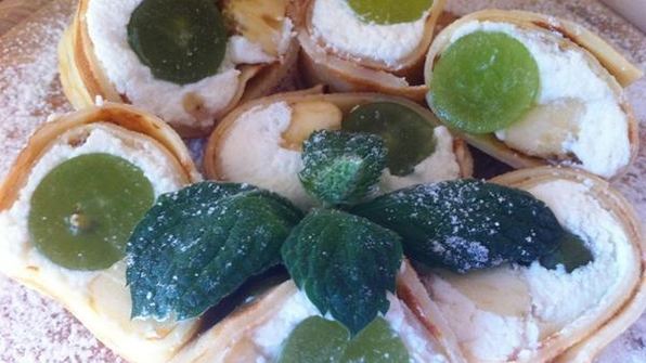 роллы с творогом и фруктами