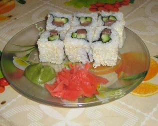 Роллы урамаки рисом наружу