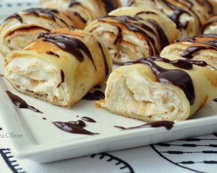 Сладкие роллы из рисовых блинчиков с бананово-творожным кремом и шоколадным соусом