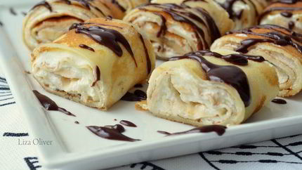 Сладкие роллы из рисовых блинчиков с бананово-творожным кремом и шоколадным соусом