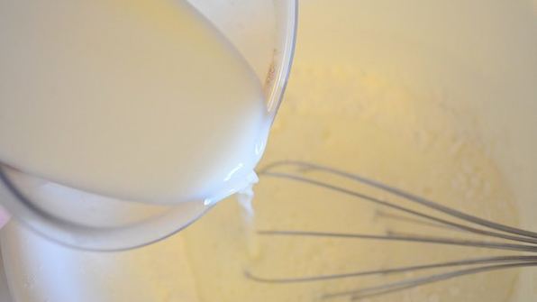 сладкие роллы из рисовых блинчиков с бананово-творожным кремом и шоколадным соусом