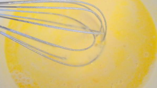 сладкие роллы из рисовых блинчиков с бананово-творожным кремом и шоколадным соусом